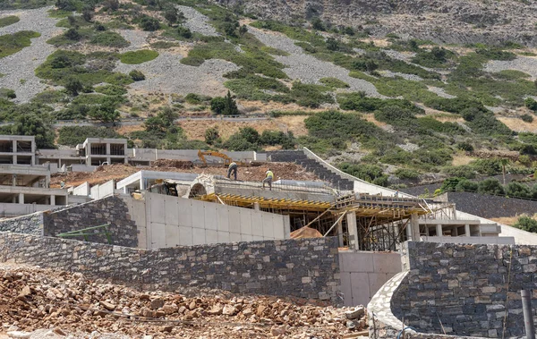 Plaka, Girit, Yunanistan. Haziran 2019. Plaka kıyı köyü nün arkasında inşaat çalışmaları yürütülmektedir. Yeni evler ve daireler inşa etmek.
