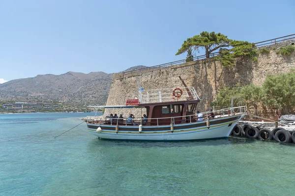 Isla Spinalonga Creta Grecia Junio 2019 Pequeño Ferry Pasajeros Pequeño — Foto de Stock