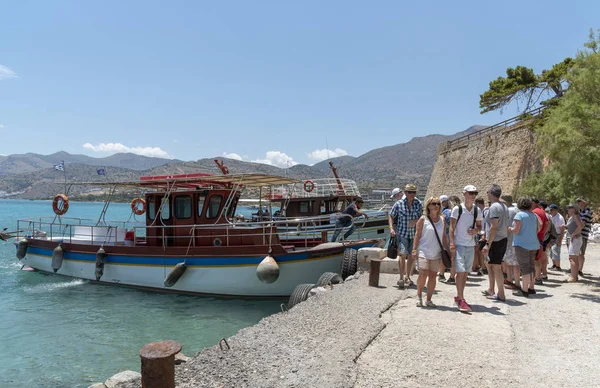 Isla Spinalonga Creta Grecia Junio 2019 Pequeño Ferry Pasajeros Que — Foto de Stock