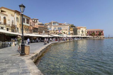 Hanya, Girit, Yunanistan. Haziran 2019. Girit'in Eski Venedik Limanı'nın çevresindeki yoğun yeme ve alışveriş alanı