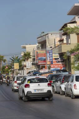 Hanya, Girit, Yunanistan. Haziran 2019. Kalamaki yoğun sahil kasabası ana cadde Chania, Girit bir banliyösünde.