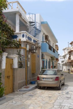 Girit, Yunanistan. Haziran 2019. Ierapetra, güney Girit eski şehir bölgesinde dar bir sokak ve araba.