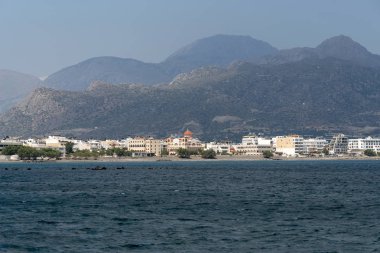 Girit, Yunanistan. Haziran 2019. Güney Girit ve Agia Fotini Kilisesi ve rıhtıma yakın dağlar ile Ierapetra kasabası