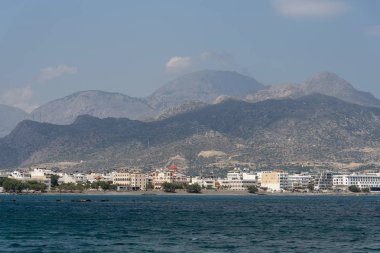 Girit, Yunanistan. Haziran 2019. Güney Girit ve Agia Fotini Kilisesi ve rıhtıma yakın dağlar ile Ierapetra kasabası