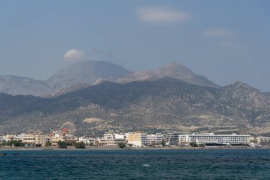 Girit, Yunanistan. Haziran 2019. Güney Girit ve Agia Fotini Kilisesi ve rıhtıma yakın dağlar ile Ierapetra kasabası