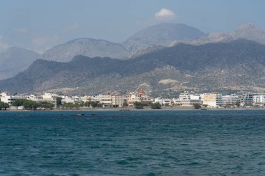 Girit, Yunanistan. Haziran 2019. Güney Girit ve Agia Fotini Kilisesi ve rıhtıma yakın dağlar ile Ierapetra kasabası