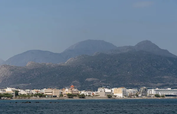 Girit, Yunanistan. Haziran 2019. Güney Girit ve Agia Fotini Kilisesi ve rıhtıma yakın dağlar ile Ierapetra kasabası