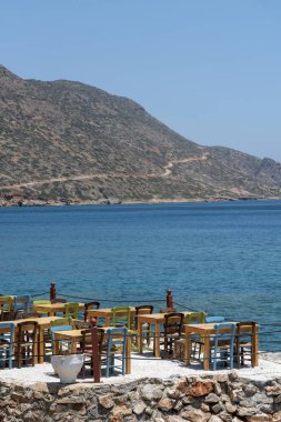 Plaka, Girit, Yunanistan. Haziran 2019. Plaka bir Girit tatil de sahilde tüm boş masa ve sandalyeler.
