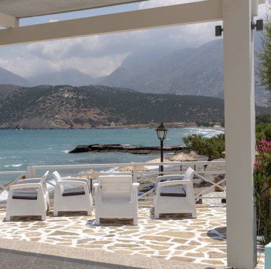 Pachia Ammos, Girit, Yunanistan. Haziran 2019. Bu küçük tesiste plaja ve denize bakan restoran bar alanı.