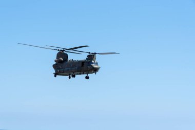 Sidmouth, Devon, İngiltere, Temmuz 2019. Sidmouth, Devon, İngiltere'de güney batı kıyısı boyunca uçan bir Raf Chinook ağır kaldırma helikopteri
