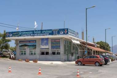 Kissamos Limanı, Kastelli, Girit, Yunanistan. Haziran 2019. Gramvous ve Balos Lagoon feribot için rezervasyon ofisi.