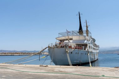 feribot; feribot; gemi; tekne; gemi; eski; onarım kötü durumu; nakliye nakliye; sanayi; seyahat; taşımacılık; ulaşım; Kissamos; bağlantı noktası; rıhtım; Kavonisi; Kastelli; Yunanca; Yunanistan; Girit; Girit; mavi gökyüzü; yaz; manzara; görünümü; görüntü; Yunanca 