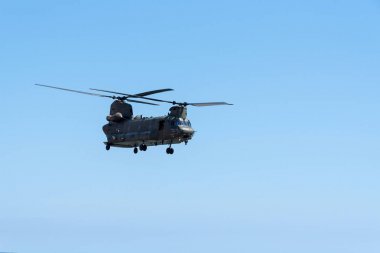 Sidmouth, Devon, İngiltere, Temmuz 2019. Sidmouth, Devon, İngiltere'de güney batı kıyısı boyunca uçan bir Raf Chinook ağır kaldırma helikopteri