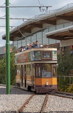 Seaton, Devon, İngiltere, İngiltere. Temmuz 2019. Tramvayda Koltuk. 2006 yılına ait elektrikli tramvay 10. Seaton İstasyonu'na gelen tramvay ve yolcular