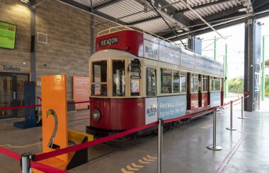 Seaton, Devon, İngiltere, İngiltere. Seaton Tramvay İstasyonu'nda tramvay numarası 12, araba Eastbourne inşa edilmiş ve 1980 yılında açık bir topper olarak yeniden inşa edilmiştir. Axe Nehri boyunca yolcuları Colyton'a taşımak için kullanılır..