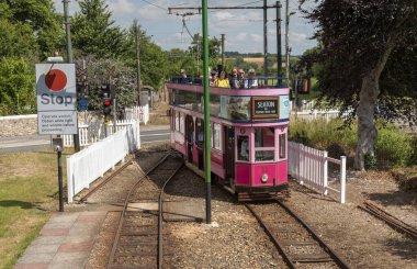 Seaton, Devon, İngiltere, İngiltere. Temmuz 2019. Tramvayda Koltuk. Elektrikli tramvay. Tramcar ve yolcular Colyford, Devon bir hemzemin geçit geçen güzel Devonshire kırsal üzerinden bir gezi.