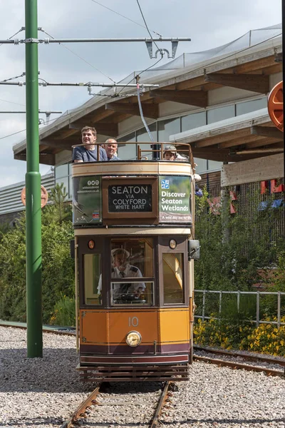 Seaton, Devon, İngiltere, İngiltere. Temmuz 2019. Tramvayda Koltuk. 2006 yılına ait elektrikli tramvay 10. Seaton İstasyonu'na gelen tramvay ve yolcular