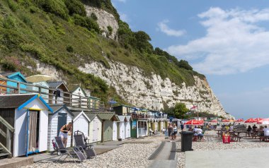 Seaton yakınlarında bira, Devon, İngiltere, İngiltere. Haziran 2019. Doğu Devon'daki Jurassic Sahili'ndeki bira plajı. Beyaz tebeşir kayalıkları ile Bira plaj.