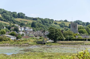 Axmouth, Devon, İngiltere, İngiltere. Temmuz 2019. Axemouth'un görünümü, Doğu Devon'da, Axe Nehri'nin karşısındaki küçük bir köy. Axemouth, Seaton sahil beldesine çok yakındır..