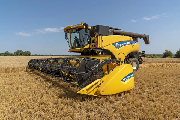 Cheltenham Gloucestershire England July 2019 Combine Harvester Harvesting Winter Barley — Stock Photo, Image