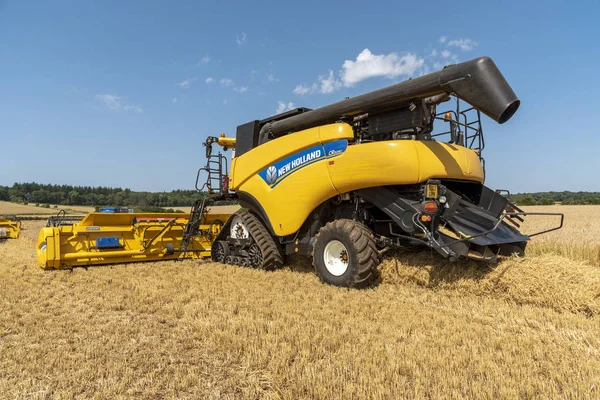 Cheltenham Gloucestershire England July 2019 Combine Harvester Harvesting Winter Barley — Stock Photo, Image