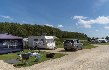 Cheltenham, Gloucetsershire, İngiltere, İngiltere. Temmuz 2019. Gloucestershire Cotswolds bölgesinde bir karavan parkı.
