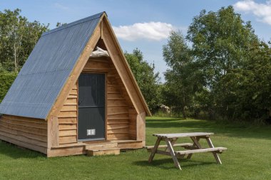Cheltenham, Gloucetsershire, İngiltere, İngiltere. Temmuz 2019. Gloucestershire Cotswolds bölgesinde ahşap kamp podları