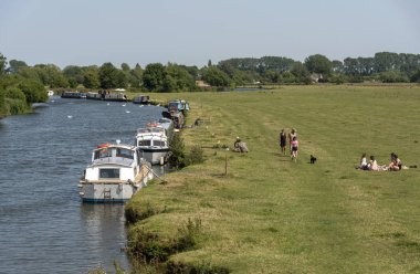 Lechlade, Gloucestershire, İngiltere, İngiltere, Temmuz 2019. Thames'teki Lechlade'deki Thames Nehri. Bu ünlü nehrin en yüksek gezilebilir noktası