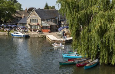 Lechlade, Gloucestershire, İngiltere, İngiltere, Temmuz 2019. Thames'teki Lechlade'deki Thames Nehri. Bu ünlü nehrin en yüksek gezilebilir noktası. Riverside halk evi.