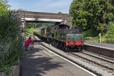 Winchcombe, Gloucestershire, İngiltere, İngiltere. Ağustos 2019. Gloucestershire Cotswolds bölgesinde Winchcombe İstasyonu üzerinden bir buhar motoru çekerek.