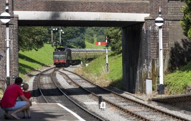 Winchcombe, Gloucestershire, İngiltere, İngiltere. Ağustos 2019. Gloucestershire Cotswolds bölgesinde Winchcombe İstasyonu üzerinden bir buhar motoru çekerek.