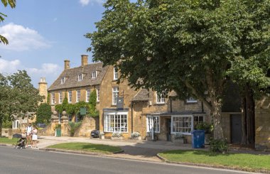 Broadway, Worcestershire,, İngiltere, İngiltere. Ağustos 2019. Bu güzel Cotswold köyün alışveriş alanı. Bal renkli kireçtaşı tuğlalı binalar.