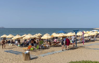 Iraklion, Girit, Yunanistan. Haziran 2019. Iraklion Havaalanı'na yakın acapulco plajı. Turistler güneşleniyor