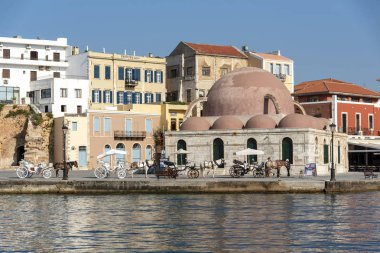 Hanya, Girit, Yunanistan, Haziran 2019. Hanya İç Limanı'nın rıhtımında Yeniçeriler Camii