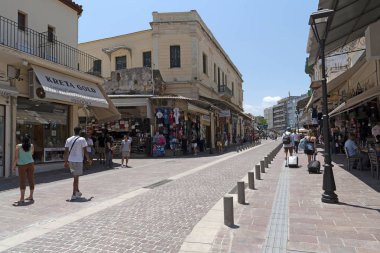 Hanya, Girit, Yunanistan. Haziran 2019. Chania tarihi şehir merkezinde turistler yerli halk ile karışır.