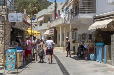Bali, Girit, Yunanistan. Haziran 2019. Bali küçük Girit kasabasında Alışveriş sokak.