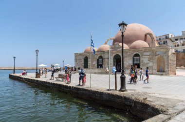 Hanya, Girit, Yunanistan, Haziran 2019. Hanya İç Limanı'nın rıhtımında Yeniçeriler Camii