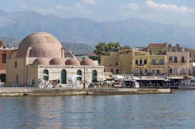 Hanya, Girit, Yunanistan, Haziran 2019. Hanya İç Limanı'nın rıhtımında Yeniçeriler Camii