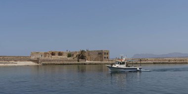 Hanya, Girit, Yunanistan. Haziran 2019. Bu tarihi şehir Chania Venedik Limanı'nda küçük balıkçı teknesi.