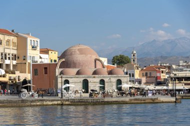 Hanya, Girit, Yunanistan, Haziran 2019. Hanya İç Limanı'nın rıhtımında Yeniçeriler Camii