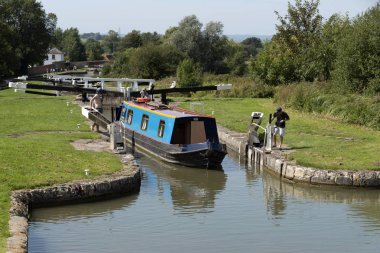 Devizes, Wiltshire, İngiltere, İngiltere. Ağustos 2019. Dar tekne Kennet ve Avon Kanalı üzerinde kilitlerin Caen Hill uçuş bir kilit bırakarak.