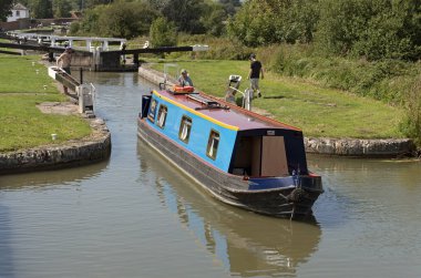 Devizes, Wiltshire, İngiltere, İngiltere. Ağustos 2019. Dar tekne Kennet ve Avon Kanalı üzerinde kilitlerin Caen Hill uçuş bir kilit bırakarak.