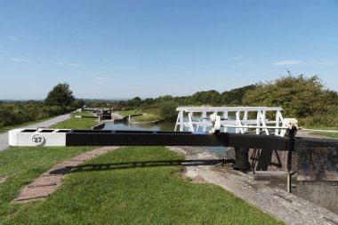 Devizes, Wiltshire, İngiltere, İngiltere. Ağustos 2019. Kennet ve Avon Kanalı'nda bir kilit, 