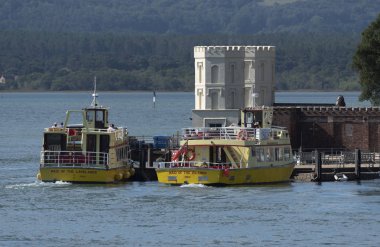 Brownsea Adası, Poole Limanı, Dorset, İngiltere, İngiltere. Eylül 2019. Turistlerin anakaraya dönmesini bekleyen yolcu feribotları.