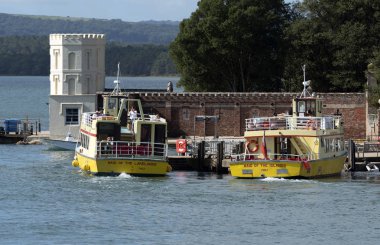 Brownsea Adası, Poole Limanı, Dorset, İngiltere, İngiltere. Eylül 2019. Turistlerin anakaraya dönmesini bekleyen yolcu feribotları.