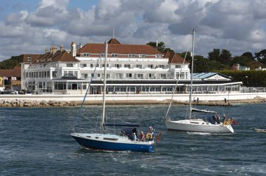 Sandbanks, Poole, Dorset, İngiltere, İngiltere. Eylül 2019. Haven Hotel, Sandbanks rıhtımında yer alan 4 yıldızlı otel, girişe bakan ve Poole Limanı'na giren yatlar.