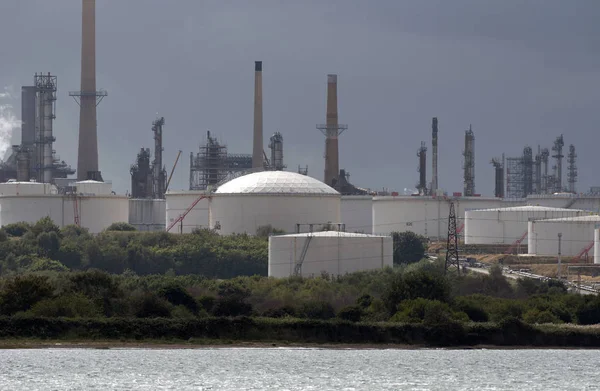 南安普敦 英格兰 2019年9月 对福利炼油厂在南安普敦水 英国轻图像 — 图库照片