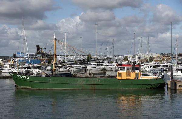 プールの港 ドーセット イングランド プールの港に係留された緑色の塗装された漁船 — ストック写真