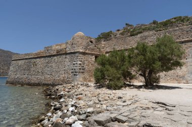 Spinalonga adası, Girit, Yunanistan. Haziran 2019. Girit'in Mirabello Körfezi'nde yer alan eski Cüzzam Kolonisi Spinalonga'daki tahkimat ve Venedik siperleri