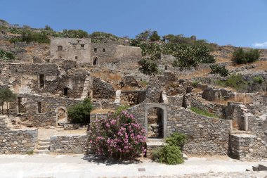 Spinalonga adası, Girit, Yunanistan. Haziran 2019. Girit'in Mirabello Körfezi'nde yer alan eski Cüzzamlı Kolonisi Spinalonga'nın terk edilmiş binaları
